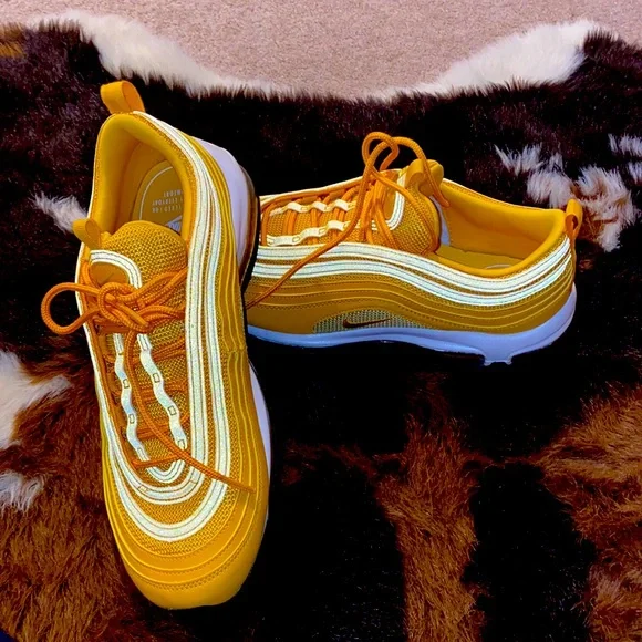 Airmax 97 canyon gold 9.5 w 7.5 men - Picture 3 of 5